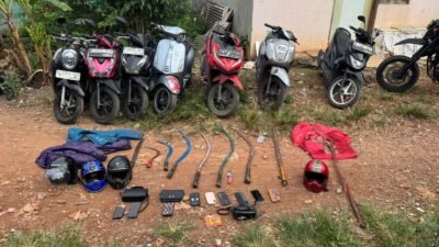 Barang Bukti Sajam Hasil Operasi Tim Patra Brimob di Bekasi Barat
