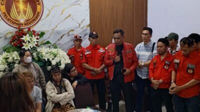 Dalam suasana penuh haru, Ketua DPD PBB DKI Jakarta, DF. Siringoringo, menyampaikan belasungkawa secara langsung kepada keluarga almarhum.
