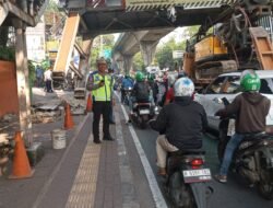 Lalu Lintas di Jalan Kapten Tendean Direkayasa Akibat Evakuasi JPO Tertabrak Truk