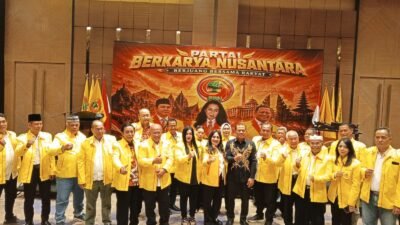 Ketua Umum Partai Berkarya Nusantara Neneng A. Tuty bersama pengurus pusat, pendiri, kader, dan tamu undangan berfoto bersama usai kegiatan Silaturahmi Nasional DPP Partai Berkarya Nusantara di Mangkuluhur ARTOTEL Suites, Jakarta Selatan, Minggu (19/7/2026).