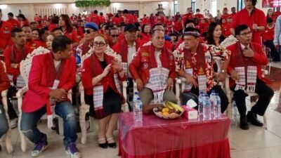 Ketua Umum Pemuda Batak Bersatu (PBB) Lambok F. Sihombing bersama Ketua DPD PBB DKI Jakarta DF Siringoringo dan jajaran menghadiri pelantikan pengurus DPC PBB Kota Bekasi di Graha Girsang