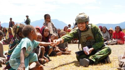 Tak Bisa Ditembus Kendaraan, Prajurit TNI Habema Jalan Kaki Bawa 2 Ton Bantuan ke Pedalaman Papua