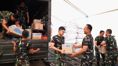 Kodam Jaya/Jayakarta bersama Dharma Pertiwi Pengurus Daerah K dan Persit KCK Daerah Jaya menyerahkan bantuan kemanusiaan gelombang kedua untuk masyarakat terdampak gempa bumi di NTT