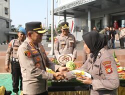 Kejutan di Tengah Apel! Kapolres Jakbar Nasriadi Rayakan Hari Jadi Polwan ke-78