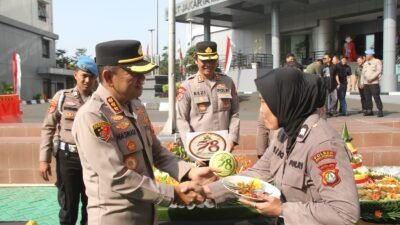 Kejutan di Tengah Apel! Kapolres Jakbar Nasriadi Rayakan Hari Jadi Polwan ke-78