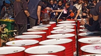 Polres Jakbar Bongkar Pabrik Oli Palsu, Kemasan Mirip Produk Pertamina Ikut Disita