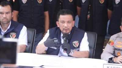 Kasat Reskrim Polres Metro Jakarta Barat AKBP Arfan Zulkan Sipayung mengungkapkan tersangka merupakan mantan pekerja bank.