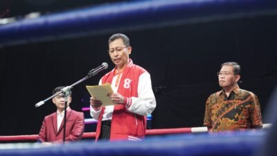 AS SDM Kapolri Irjen Pol Drs. Jawari membacakan sambutan Kapolri pada Kejuaraan Tinju Profesional Sabuk Emas Kapolri 2026 di Auditorium Studio Bung Karno LPP TVRI Senayan, didampingi Direktur Pemrograman dan Pemberitaan Arif Adi Kuswardono.