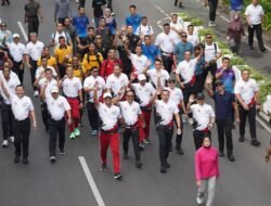 Fun Walk HUT TNI ke-81, Pangdam Jaya dan Ribuan Peserta Jalan Bersama dari Senayan ke Monas