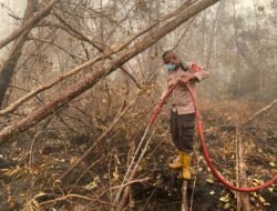 Cegah Api Kembali Berkobar, Satbrimob Polda Kalteng Intensifkan Pembasahan di Tanjung Taruna