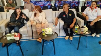 Ketua Umum DPP FTPI Neneng A. Tuty dan Dewan Pengawas Yance Rahayaan menghadiri penutupan Kejurnas Tinju Amatir Piala Menko Infrastruktur 2026 di Pluit Village Mall, Jakarta Utara.