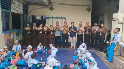 Kapolsek Tambora AKP Wahyu Hidayat bersama jajaran personel Polsek Tambora melaksanakan program Polisi Peduli Pendidikan (POLIDIK) di SD Sa’adatuddarain, Duri Selatan, Jakarta Barat