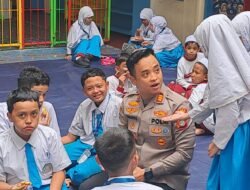 Polisi Masuk Sekolah! Kapolsek Tambora Tanamkan Disiplin dan Kesadaran Hukum kepada Siswa SD