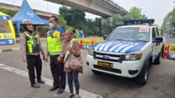 Kehabisan Ongkos Saat Cari Keluarga, Ibu Wati dari Brebes Dibantu Satlantas
