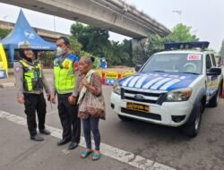 Kehabisan Ongkos Saat Cari Keluarga, Ibu Wati dari Brebes Dibantu Satlantas