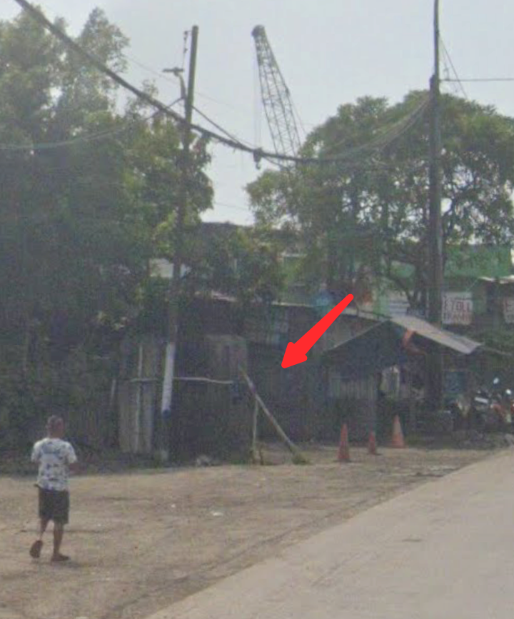 Gudang mencurigakan ini jadi sorotan warga dan media, usai satu truk tangki BBM tertangkap ‘kencing’ solar di dalamnya.
