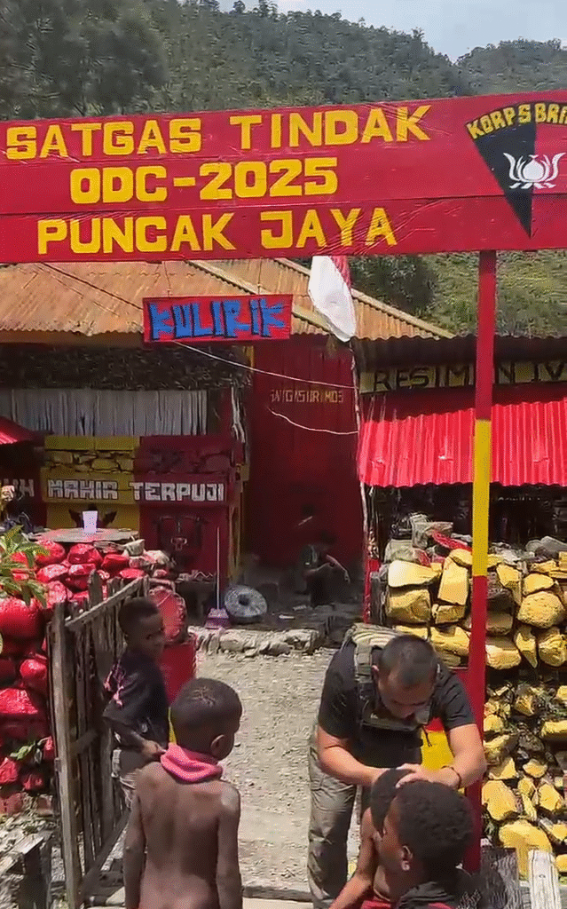 Satgas Tindak Operasi Damai Cartenz 2025 Bakti Sosial Untuk Anak-anak di Distrik Mulia