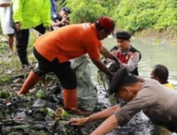 TNI Polri G​otong Royong Normalisasi Drainase Pascabanjir Cikarang​
