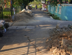 Warga Marunda Baru Keluhkan Perbaikan Tembok Jebol Tak Kunjung Rampung, Material Bangunan Ganggu Akses Jalan