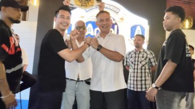 aktor Eza Gionino naik ring dalam laga ekshibisi menghadapi Direktur Utama PT Pembangunan Jaya Ancol Tbk, Syahmudrian Lubis