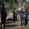 Patroli Satbrimob Polda Metro Jaya Evakuasi Korban Kecelakaan di Jalur TransJakarta Yos Sudarso