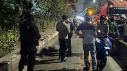Patroli Satbrimob Polda Metro Jaya Evakuasi Korban Kecelakaan di Jalur TransJakarta Yos Sudarso