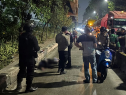 Patroli Satbrimob Polda Metro Jaya Evakuasi Korban Kecelakaan di Jalur TransJakarta Yos Sudarso