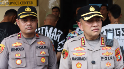 Kapolres Metro Jakarta barat didampingi Kapolsek Kalideres ungkap kasus dugaan pengancaman pengendara di Kalideres