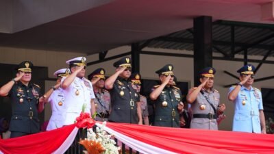 Panglima TNI Jenderal TNI Agus Subiyanto, S.E., M.Si., bersama Kalemdiklat Polri Komjen Pol. Dr. Rudi Darmoko, S.I.K., M.Si., serta para Kepala Staf Angkatan, Kepala Staf Umum (Kasum) TNI, serta sejumlah pejabat utama TNI-Polri.